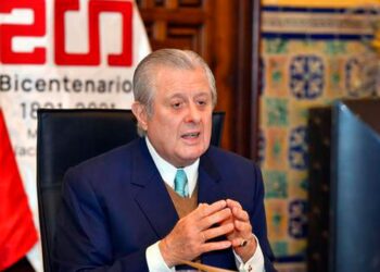 El embajador de Perú en España dimite por 'convicciones democráticas'.