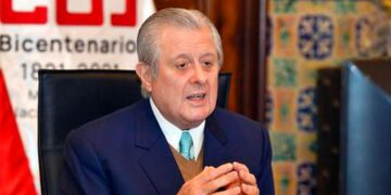 El embajador de Perú en España dimite por 'convicciones democráticas'.