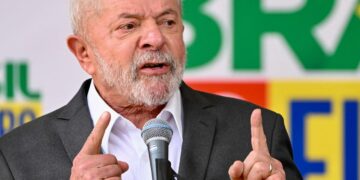 Lula lamenta la destitución de Castillo y desea 'éxito' a Boluarte.