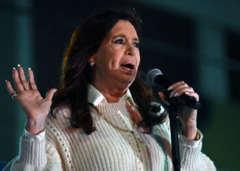 Cristina Fernández contrae covid y posponen eventos en su apoyo.