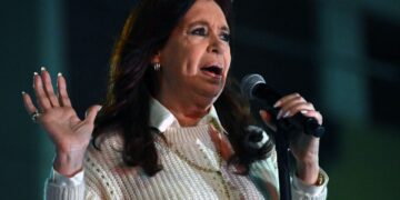 Cristina Fernández contrae covid y posponen eventos en su apoyo.