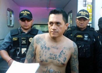 El Salvador recibe a cabecilla de pandilla detenido en Guatemala.