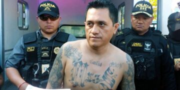 El Salvador recibe a cabecilla de pandilla detenido en Guatemala.