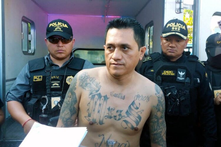 El Salvador recibe a cabecilla de pandilla detenido en Guatemala.
