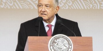 Obrador confirma que Castillo pidió asilo en la Embajada de México.