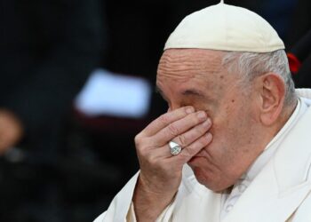 El Papa llora por Ucrania ante la Inmaculada.