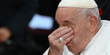 El Papa llora por Ucrania ante la Inmaculada.