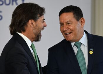 Mourao apuesta que Bolsonaro le diga a Lula al oído: 'te estoy vigilando'.