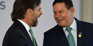 Mourao apuesta que Bolsonaro le diga a Lula al oído: 'te estoy vigilando'.