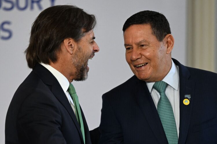 Mourao apuesta que Bolsonaro le diga a Lula al oído: 'te estoy vigilando'.