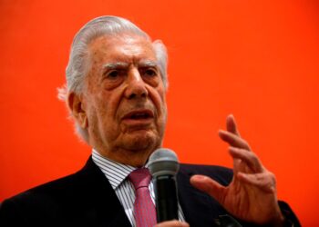 Vargas Llosa destaca que una mujer esté al mando de Perú.