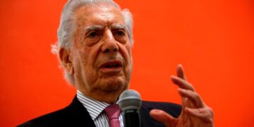 Vargas Llosa destaca que una mujer esté al mando de Perú.