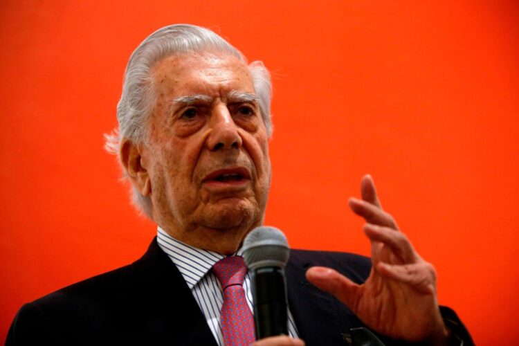Vargas Llosa destaca que una mujer esté al mando de Perú.