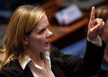 Hoffmann adelanta que Lula anunciará a sus primeros ministros este 9.