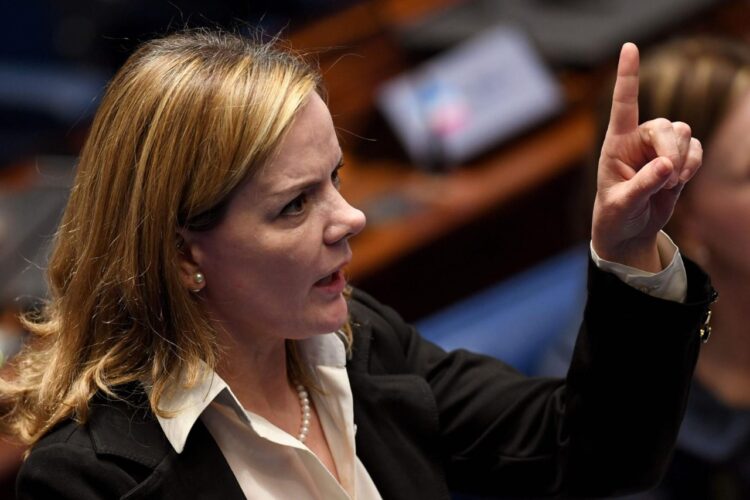 Hoffmann adelanta que Lula anunciará a sus primeros ministros este 9.
