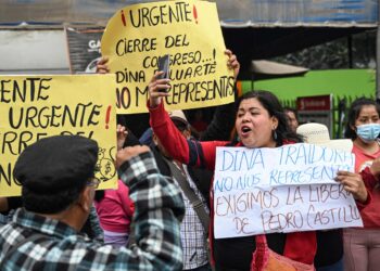 Un millar de manifestantes exigen en Lima la liberación de Castillo.