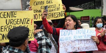 Un millar de manifestantes exigen en Lima la liberación de Castillo.
