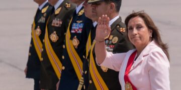 Fernández traslada a Boluarte su compromiso de fortalecer la democracia.