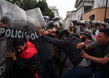 Descontento en Perú mientras sucesora de Castillo negocia gobierno.