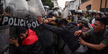 Descontento en Perú mientras sucesora de Castillo negocia gobierno.