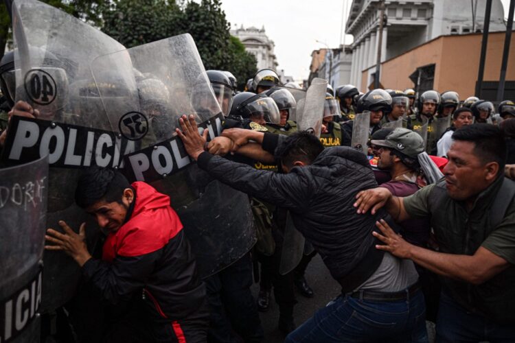 Descontento en Perú mientras sucesora de Castillo negocia gobierno.