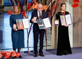 Al recibir el Nobel de la Paz, ucranianos y rusos critican la guerra.