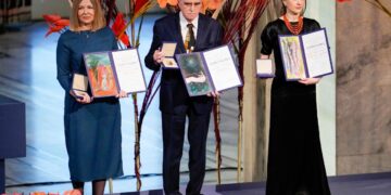 Al recibir el Nobel de la Paz, ucranianos y rusos critican la guerra.