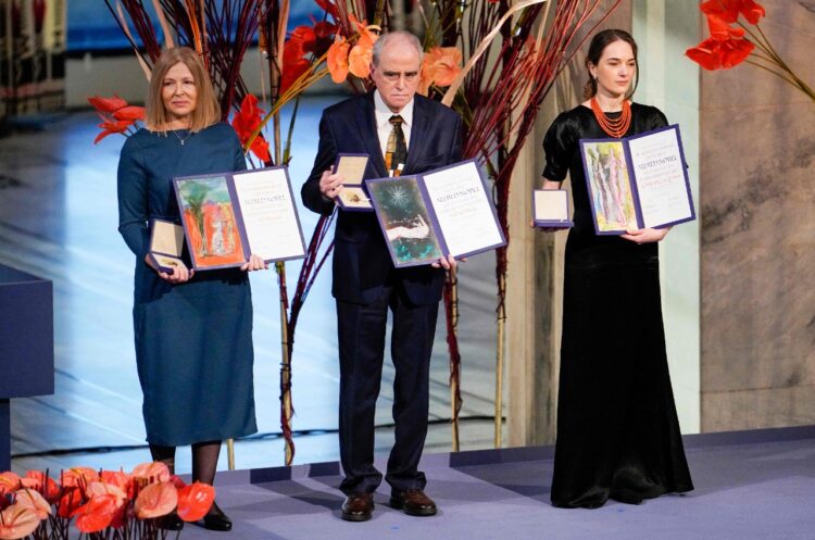 Al recibir el Nobel de la Paz, ucranianos y rusos critican la guerra.