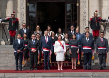 Presidenta de Perú anuncia gabinete para aplacar crisis política.
