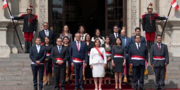 Presidenta de Perú anuncia gabinete para aplacar crisis política.