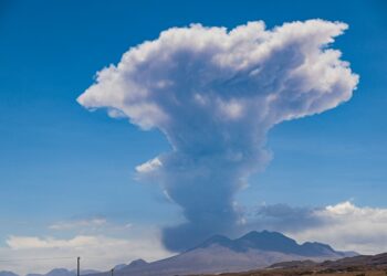 Volcán Láscar en Chile provoca sismo y aumenta actividad