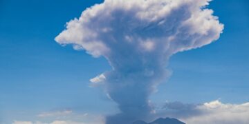 Volcán Láscar en Chile provoca sismo y aumenta actividad