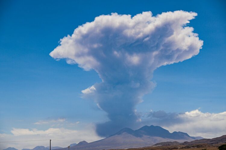 Volcán Láscar en Chile provoca sismo y aumenta actividad