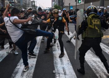 Protestas crecen en Perú contra nueva presidenta.
