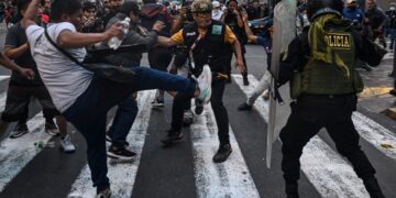 Protestas crecen en Perú contra nueva presidenta.