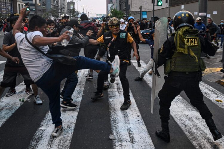 Protestas crecen en Perú contra nueva presidenta.