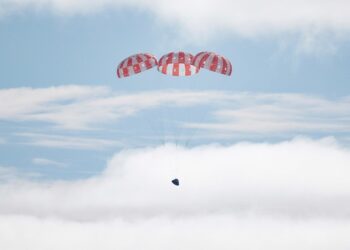 Cápsula Orion de NASA ameriza tras viaje alrededor de la Luna.