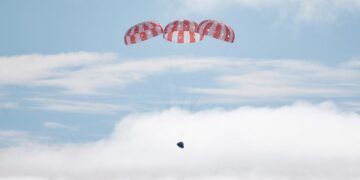 Cápsula Orion de NASA ameriza tras viaje alrededor de la Luna.