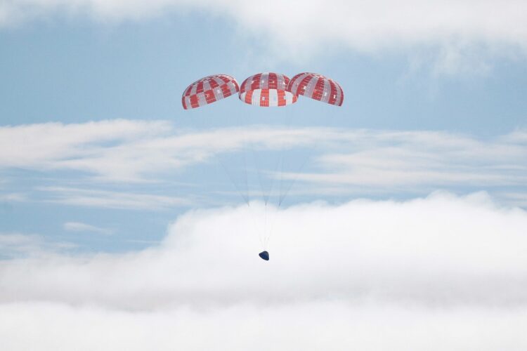 Cápsula Orion de NASA ameriza tras viaje alrededor de la Luna.