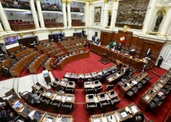 Parlamento de Perú suspende la sesión del pleno por enfrentamientos.