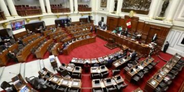 Parlamento de Perú suspende la sesión del pleno por enfrentamientos.
