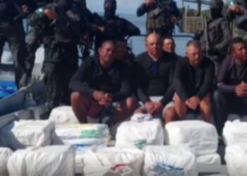 Cuatro colombianos caen con cocaína en embarcación tiburonera.
