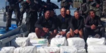 Cuatro colombianos caen con cocaína en embarcación tiburonera.