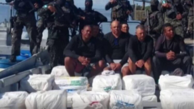 Cuatro colombianos caen con cocaína en embarcación tiburonera.