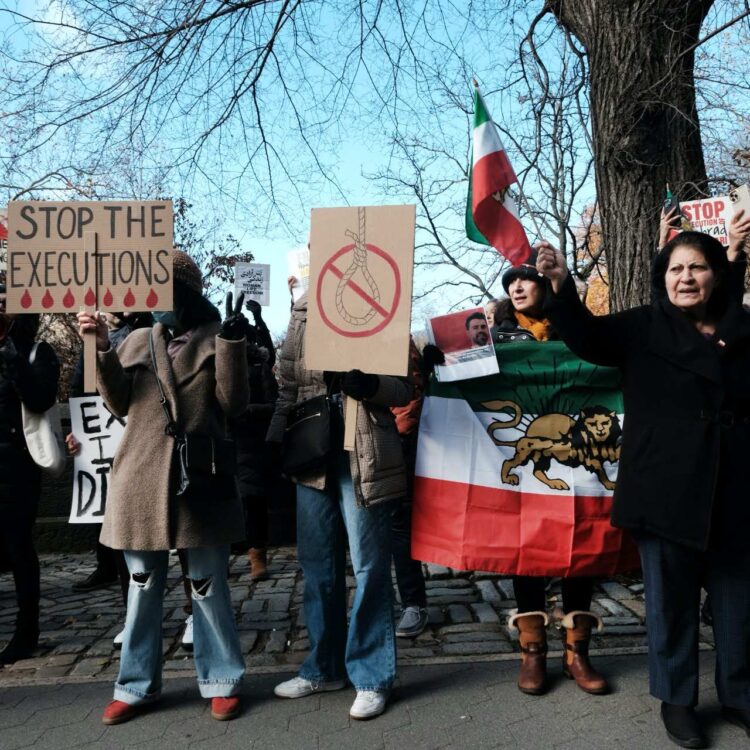 Más iraníes en riesgo inminente de ser ejecutados por protestas.