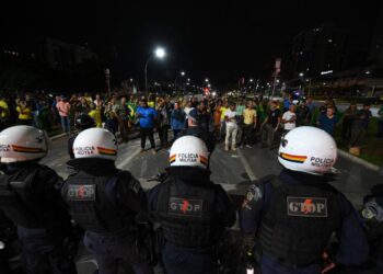 Manifestantes bolsonaristas chocan incendian vehículos en Brasilia.