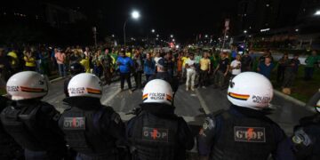 Manifestantes bolsonaristas chocan incendian vehículos en Brasilia.