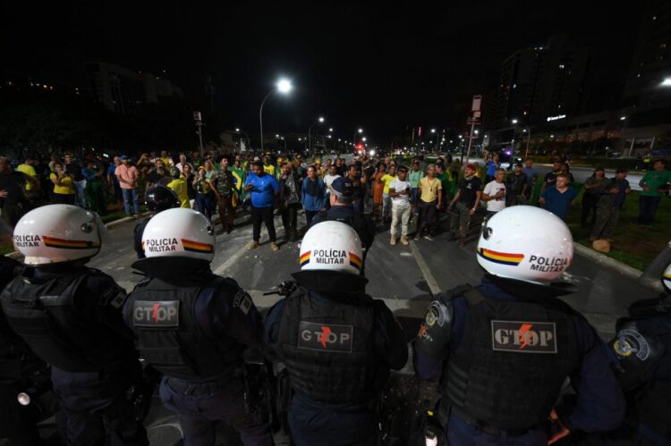 Manifestantes bolsonaristas chocan incendian vehículos en Brasilia.