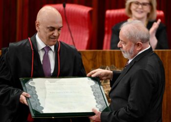 Lula llora al ser certificado presidente electo de Brasil por tercera vez.