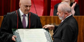 Lula llora al ser certificado presidente electo de Brasil por tercera vez.